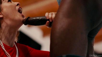 Пошлая сексуальная баба глотает крупный хер негра на красном диване #1