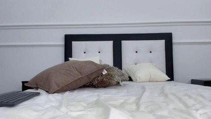 Нежная сучка ласкает клитор пальцами и дрочит игрушкой