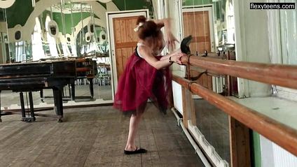 Гибкая танцовщица раздевается наголо и делает упражнения #1