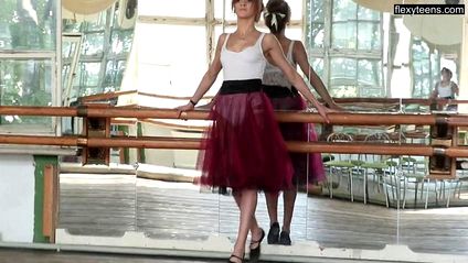 Гибкая танцовщица раздевается наголо и делает упражнения #2