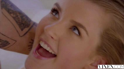 Блондинка напросилась на секс с мотоциклистом и красиво отдалась ему в киску #5