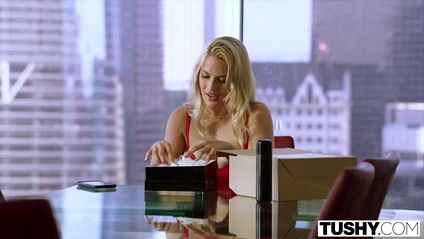 Разработал очко секретарши игрушкой и твердым членом #2