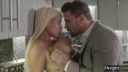 Блондинке пришлось отдаться мужу, когда она переспала с негром