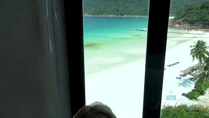 Красотка отсосала парню в ванне и после дрочки ногами отдалась в киску