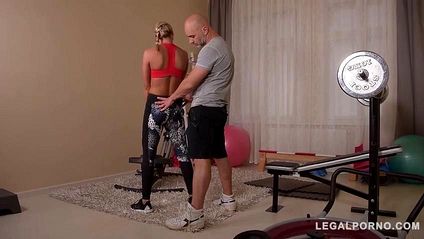 Тренер с другом отодрали в два члена стройную спортсменку #1