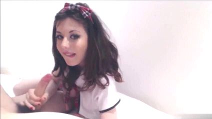 Темноволосая студентка жадно сосет член парня перед камерой #9