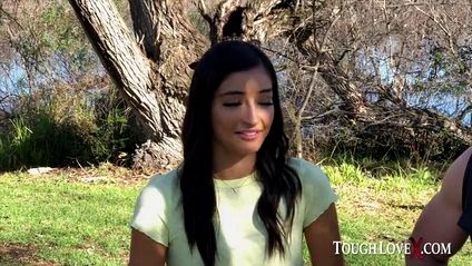 Мужик отшпилит дочку подруги далеко не скромно #1