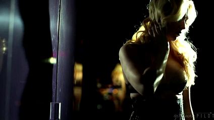 Лесби подчиняет себе блондинку и жарко трахает #1