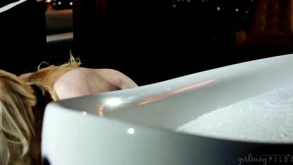 Лесби подчиняет себе блондинку и жарко трахает #3