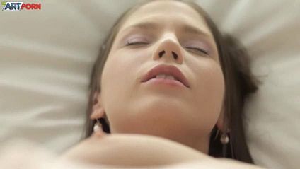 Прелестная мастурбация недотраханной заучки