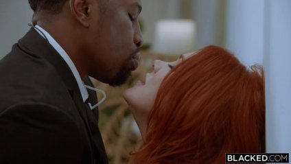 Рыжая богачка зовет к себе чернокожего охранника, чтобы поебаться #2