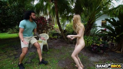 Стройной милашке с маленькими сиськами по душе большой хуй негра #2