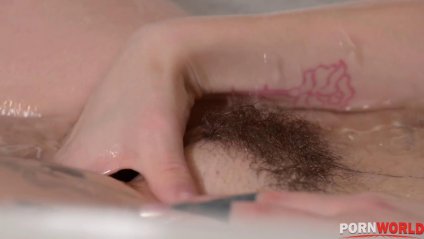 Татуированной телке повезло, её трахнули в два члена #2