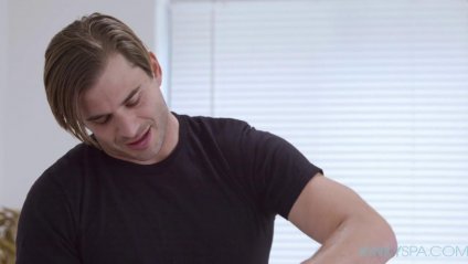 Замужняя зрелочка кончает на массажном столе #2