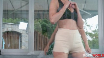 Сделал красотке массаж и трахнул в анал с другом #1