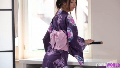 Худая азиатка ебет негра на сеансе массажа #1