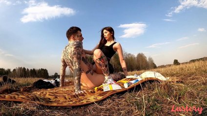 Пригласил сучку на пикник и раком выебал