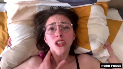 Худышка орет от траха в киску и кончает #1