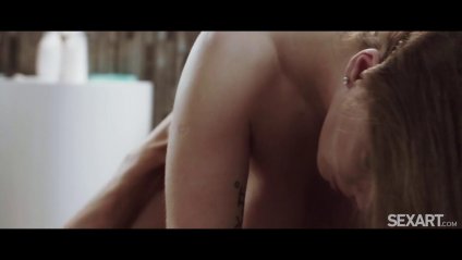 Страстный секс мужа и жены в ванной комнате