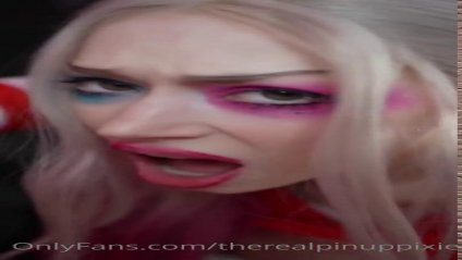 Блондинка весело сосет ствол своего нового парня