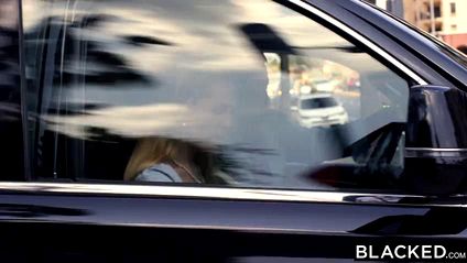 Брутальный негр жестко трахает хрупкую блондинку раком на белом диване #1