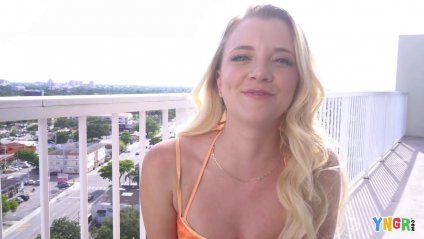 Молодая блондинка активно трахается с порно агентом #1