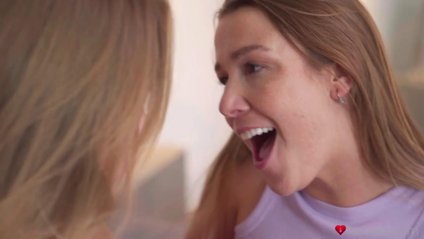 Лесбиянки страстно лижут мокрые пилотки в позе 69