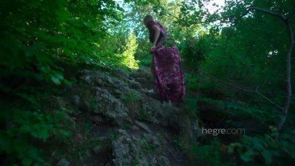 Блондинке нравится в голом виде разгуливать по дома