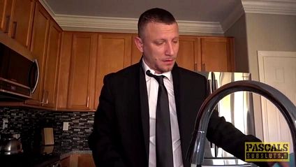 Мужик занялся страстным сексом с красоткой на кухонном столе #1