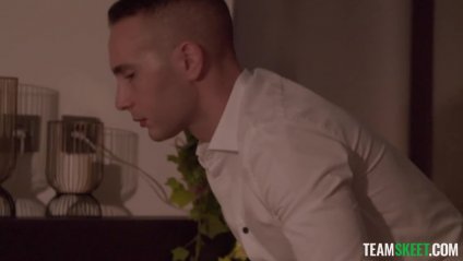 Блондинка в ярком белье сделала массаж члена ухажеру #1