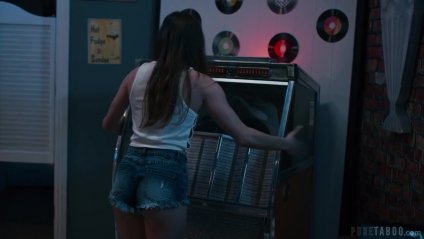 Девица в очках сама напросилась на грубый и жесткий секс #1