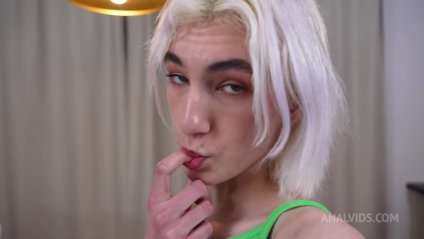 Страстные девушки наперебой предлагают свои тугие киски #1