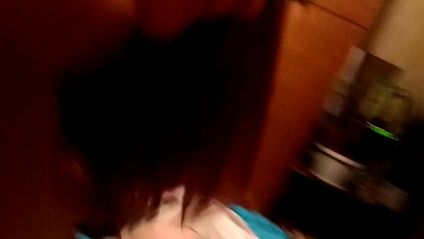 Парень ласкает пилотку девушки, а после жестко трахает ее в узкую щель