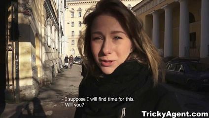 Стройная цыпочка с радостью соглашается на фотосессию и полностью раздевается #1