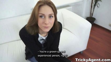 Стройная цыпочка с радостью соглашается на фотосессию и полностью раздевается #2