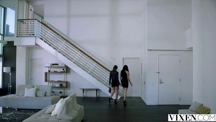 Две похотливые телки устраивают развратный секс втроем с симпатичным мачо #2