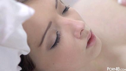 Цыпочка с огромными дойками мастурбирует и развлекается секс игрушками