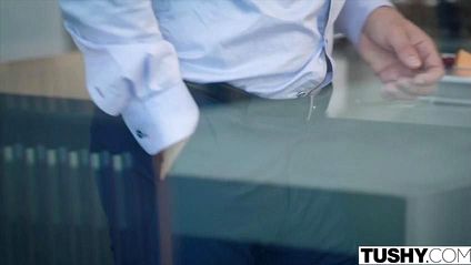 Жена проводила мужа на работу и тут же приняла огромный хуй соседа раком в очко в спальне #1