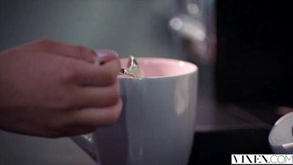 Азиатка получила в мохнатку длинный член от лысого из Браззерс и обкончалась #1