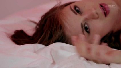 Девка избавилась от розовых трусиков и начала дрочить клиторок раком в кровати #5