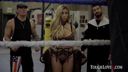 Блондинка с шикарной грудью раздвигает ноги перед брутальным мужиком #2