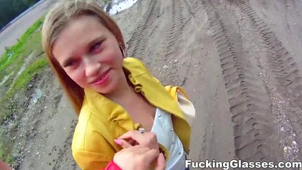 Туристка в желтой куртке на улице соснула толстый пенис пикапера #2