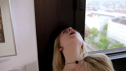 Блонди в кожаном кресле трахнула мохнатку прозрачным самотыком #9