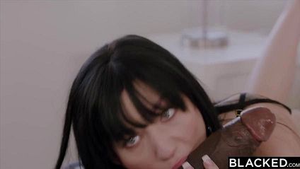 Негритянка соблазнила белую жену соседа на утренний куннилингус