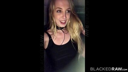 Черный выдал перед камерой смартфона за щеку белой подруге толстую дубину #1