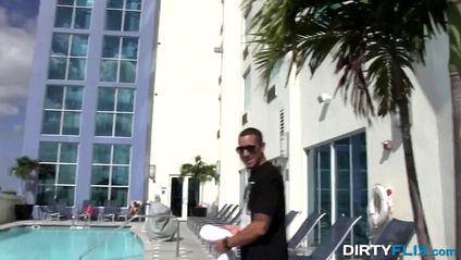 Латинос подождал пловчиху из бассейна и хардкорно сунул в ее дырки толстый елдак #1