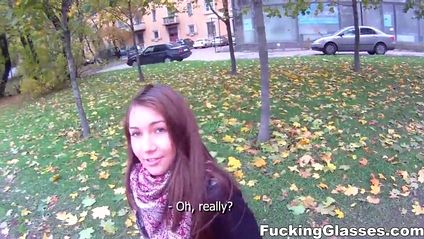 Турист получает в парке от рыжей незнакомки мощный горловой минет #1