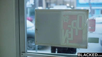 Негр получает удовольствие от минета, а потом занимается страстным сексом с красоткой #1