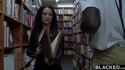 Негр получает удовольствие от минета, а потом занимается страстным сексом с красоткой #3