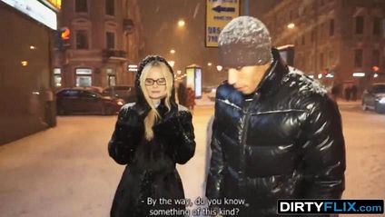 Эрик в черной шапке выдал на клык блонде в очках очень крупный хуй #1